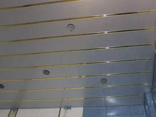 Реечный потолок в ванной